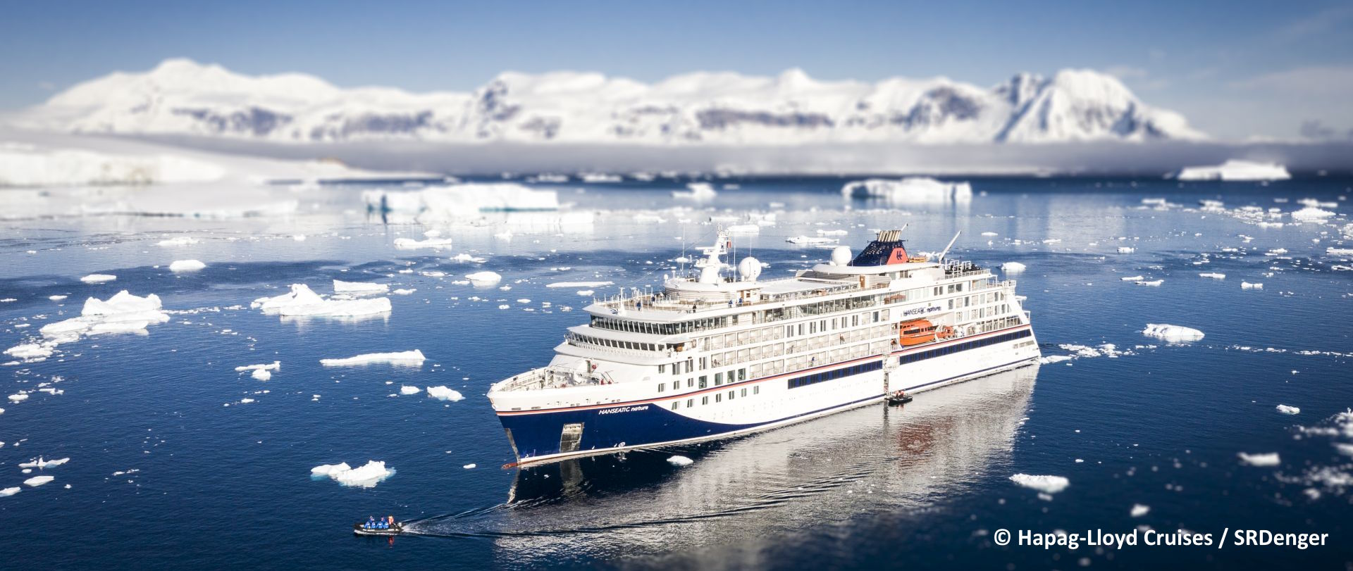 Luftaufnahme der "Hanseatic Nature" vor Cuverville Island - © Hapag-Lloyd Cruises / SRDenger
