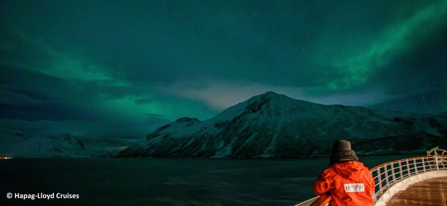 Mit etwas Glück tanzen Polarlichter mit den Gästen der HANSEATIC nature ins neue Jahr - © Hapag-Lloyd Cruises