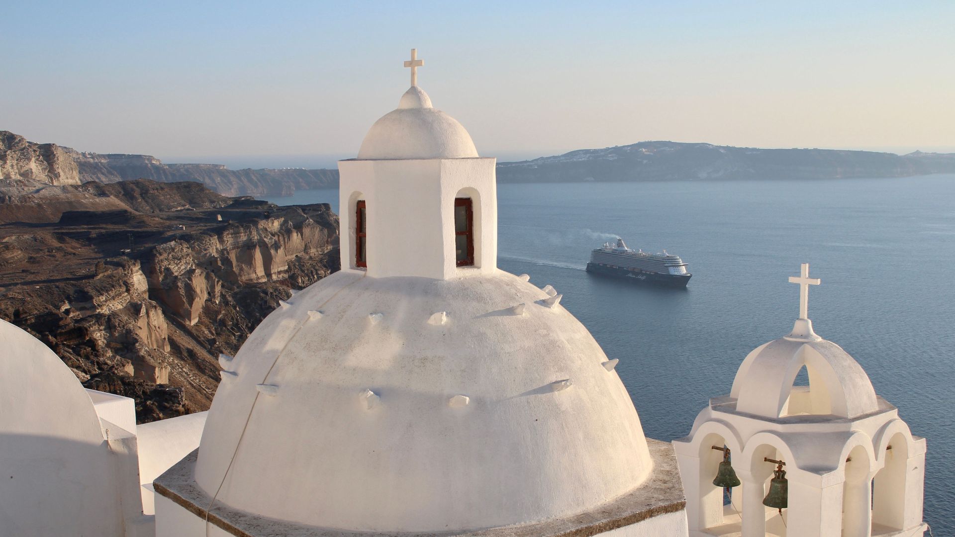 Mein Schiff 5 in Santorin - Die Themenreise „Bunte Horizonte“ sticht im Juni 2026 in See - © TUI Cruises / Martin Melzer