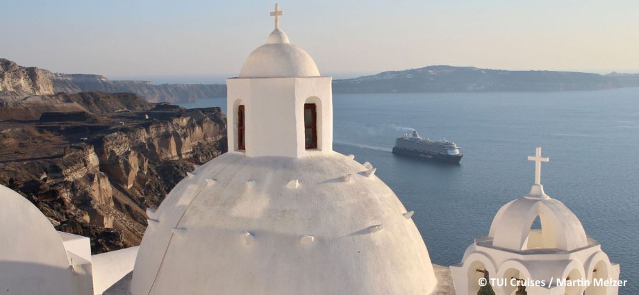 Mein Schiff 5 in Santorin - Die Themenreise „Bunte Horizonte“ sticht im Juni 2026 in See - © TUI Cruises / Martin Melzer