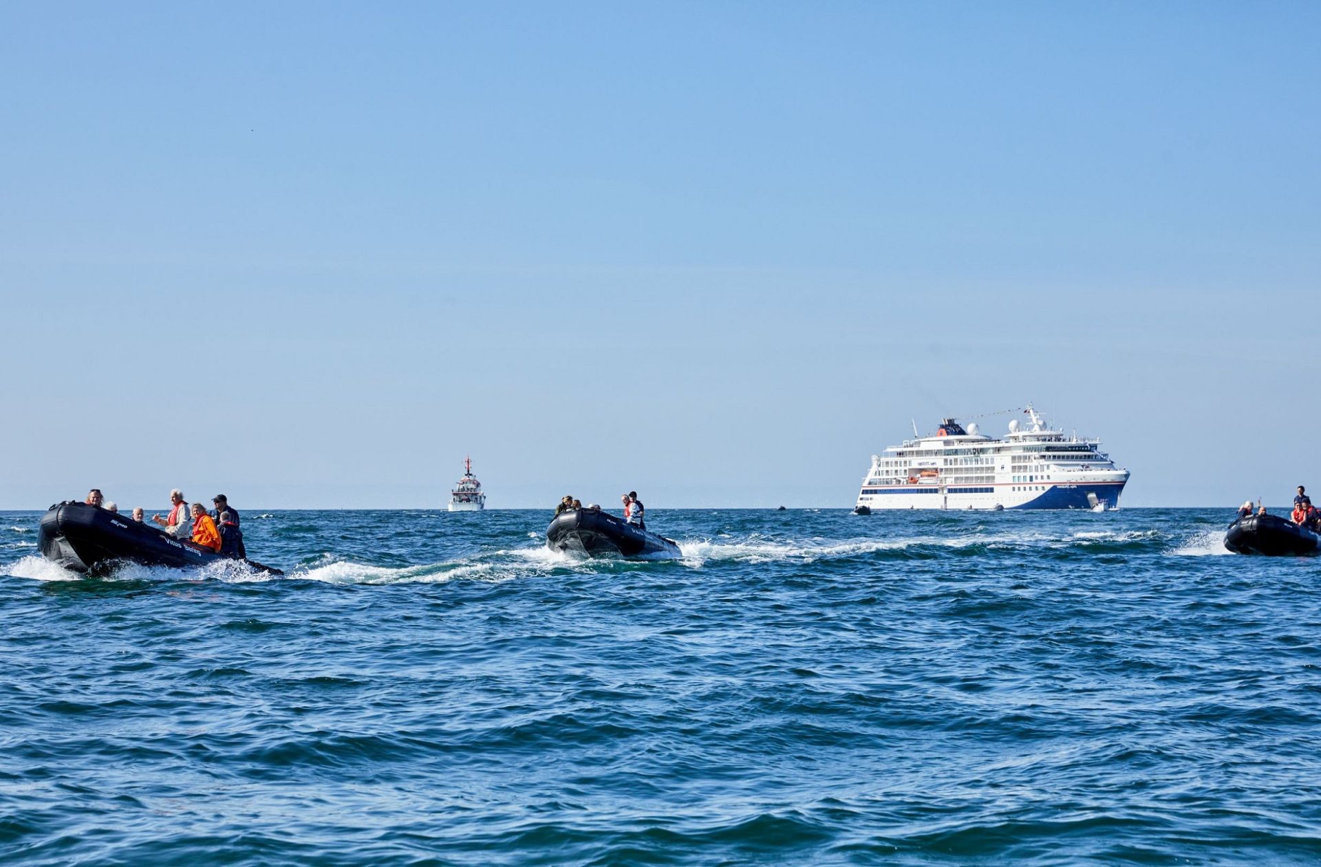 Das Expeditionskonzept sieht vor allem Naturerlebnisse vor, zum Beispiel bei günstigen Wetterverhältnissen bei einer Zodiacfahrt vor Helgoland - © Hapag-Lloyd Cruises/Wyrwa