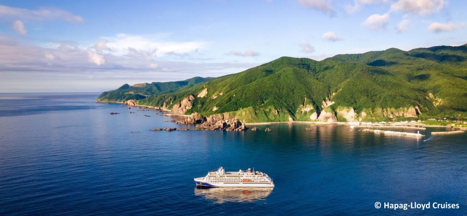 Die HANSEATIC inspiration vor der Küste Okushiris - © Hapag-Lloyd Cruises