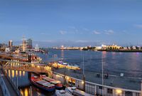 Blick von den Landungsbrücken Richtung Elbphilharmonie und Theater an der Elbe   © Mediaserver Hamburg   Andreas Vallbracht