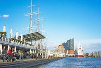 Blick von der Elbe auf den Ponton Landungsbrücken   © Mediaserver Hamburg   Andreas Vallbracht