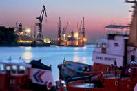 Schlepper zwischen Landungsbruecken und Ueberseebruecke. Im Hintergrund die Werft Blohm und Voss   © Mediaserver Hamburg   Ingo Boelter