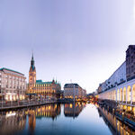 Blick auf die kleine Alster mit Hamburger Rathaus und Alsterarkaden am Abend Hamburg mit Rathausschleuse   Schleusenbrücke   © Mediaserver Hamburg   Andreas Vallbracht