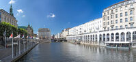 Blick von der Reesendammbrücke auf die Kleine Alster, die Alsterarkaden, die Schleusenbrücke und das Rathaus   © Mediaserver Hamburg   Andreas Vallbracht