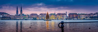 Die weihnachtliche Binnenalster. Im Hintergrund der Hamburger Michel sowie Rathaus und St. Nikolai   © Mediaserver Hamburg   Ingo Boelter