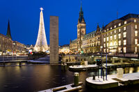 Kleine Alster mit Rathaus   weihnachtlich   © Mediaserver Hamburg   Jörg Modrow