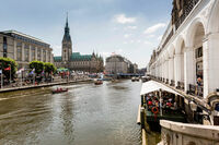 Kleine Alster mit Rathaus   © Mediaserver Hamburg   Jörg Modrow