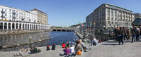 Menschen auf dem Rathausplatz Hamburg sitzen auf den Treppen an der Alster mit Blick auf Alsterarkaden   © Mediaserver Hamburg   Andreas Vallbracht