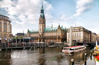 Rathaus Hamburg mit Kleiner Alster und Alsterdampfer und Rathausschleuse   © Mediaserver Hamburg   Andreas Vallbracht