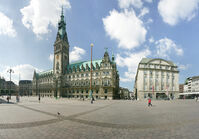 Rathaus mit Rathausplatz   © Mediaserver Hamburg   Andreas Vallbracht