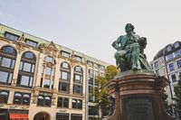 Gaensemarkt   Lessingdenkmal   © Mediaserver Hamburg   ThisIsJulia Photography   Julia Schwendner