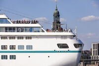 Kreuzfahrtschiff mit Michel im Hintergrund   © Mediaserver Hamburg   Jörg Modrow