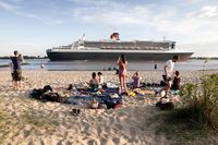 Picknick am Elbstrand mit Kreuzfahrtschiff im Hintergrund   © Mediaserver Hamburg   Jörg Modrow