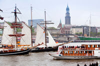 Elbe mit Traditionsschiffen und Ausflugsboot   © Mediaserver Hamburg   Jörg Modrow