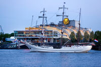 Segelschiff und STAGE Theater   © Mediaserver Hamburg   Jörg Modrow