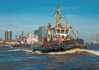 Blick vom Wasser auf das Schlepper Ballett   © Mediaserver Hamburg   Andreas Vallbracht