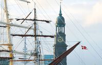 Michelturm und Segelschiffe auf Hafengeburtstag Hamburg im Hintergrund der Fernsehturm   © Mediaserver Hamburg   Andreas Vallbracht