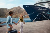 Mein Schiff 1   Paar am Pier – © TUI Cruises