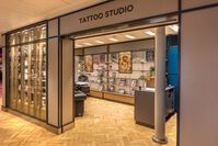 Tattoo Studio auf der Mein Schiff 1 – © TUI Cruises (2)