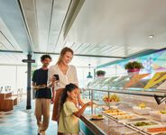 Anckelmannsplatz   Eltern mit Kind am Kinderbuffet   © TUI Cruises