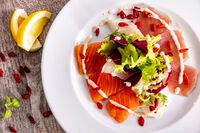 Carpaccio Trio von Lachs, Heilbutt und Thunfisch – © TUI Cruises