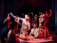 Freunde beim Varieté Dinner – © TUI Cruises