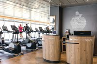 Gäste im Bereich Sport & Gesundheit an Bord – © TUI Cruises