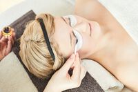 Wimpern färben im SPA & Meer an Bord – © TUI Cruises