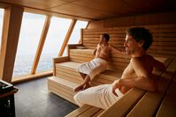 Zwei Männer entspannen in der Sauna – © TUI Cruises