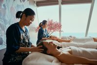 Zwei Frauen genießen ihre Massage – © TUI Cruises