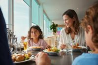 Familie beim Mittagessen – © TUI Cruises