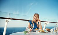 Frau beim Essen im Fischmark – © TUI Cruises