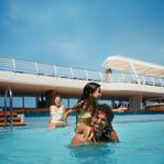 Familie hat Spaß in der Lagune – © TUI Cruises (2)