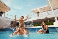 Familie hat Spaß in der Lagune – © TUI Cruises