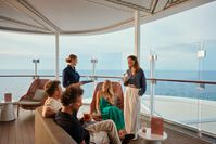 Freunde genießen Drinks in der Hoheluft Bar – © TUI Cruises