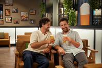 Freunde in der Bier Bar Ebbe & Flut – © TUI Cruises