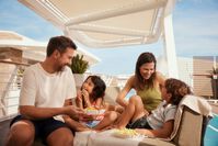 Kinder essen Snacks an der Lagune – © TUI Cruises