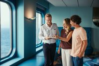 Paar bei der Beratung – © TUI Cruises