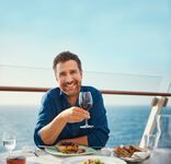 Mann genießt sein Essen im Fischmarkt – © TUI Cruises