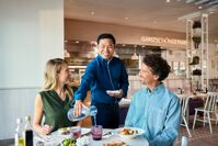 Paar isst im Bistro Ganz schön gesund – © TUI Cruises