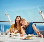 Zwei Frauen im Fischmarkt – © TUI Cruises