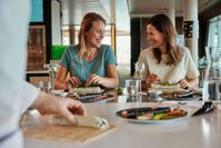 Zwei Frauen beim Sushi Workshop – © TUI Cruises