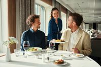 Zwei Männer im Atlantik mit Service – © TUI Cruises