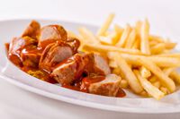 Currywurst mit Pommes – © TUI Cruises