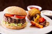 Burger mit Beilage – © TUI Cruises