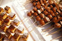 Dessert Spieße und Kuchen – © TUI Cruises